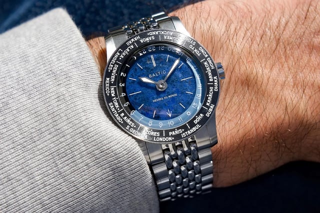 Baltic – Heures du Monde Worldtimer, Weltzeituhr aus Edelstahl mit Automatikkaliber