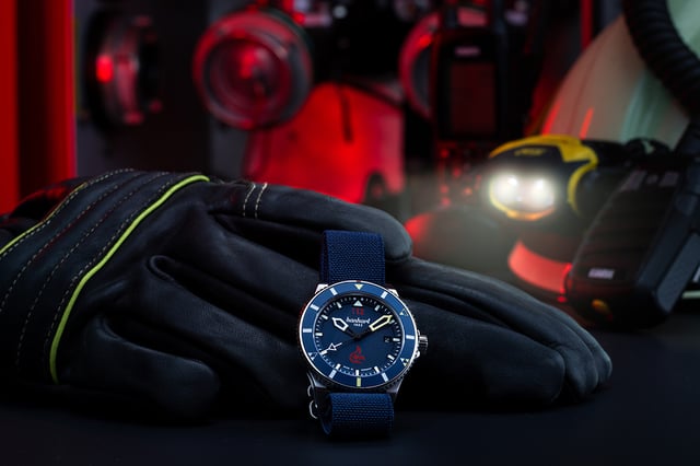 Hanhart Thermosphere Limited Edition, Uhr vor dunklem Hintergrund