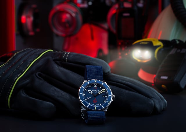 Hanhart Thermosphere Limited Edition, Uhr vor dunklem Hintergrund