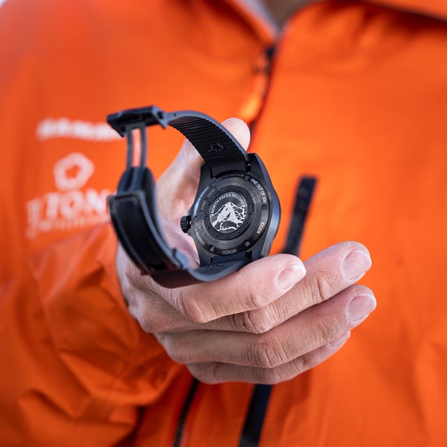 Rückseite der Titoni Seascoper 300 Ice Blue mit schwarzem Kautschukarmband und Gravur der Eiger-Nordwand