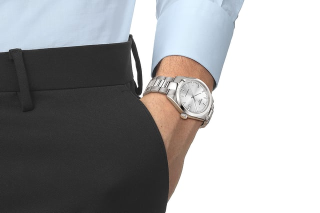 Tissot Gentleman 38mm, ref. T165.807.11.031.00, silbernes Zifferblatt, Uhr am Handgelenk