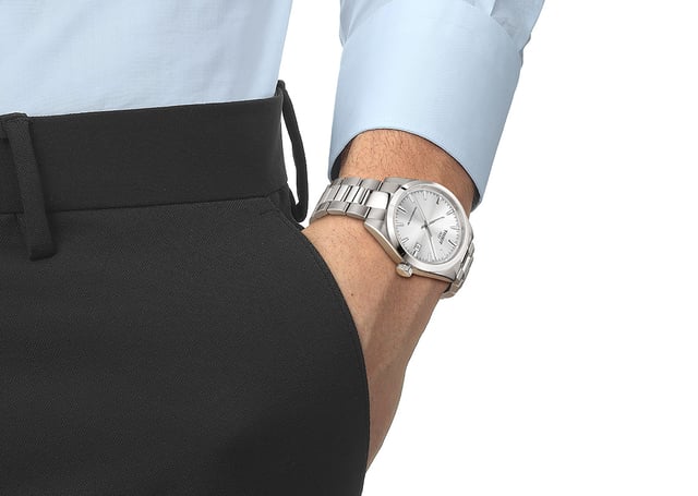 Tissot Gentleman 38mm, ref. T165.807.11.031.00, silbernes Zifferblatt, Uhr am Handgelenk
