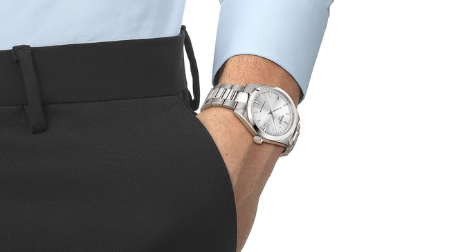 Tissot Gentleman 38mm, ref. T165.807.11.031.00, silbernes Zifferblatt, Uhr am Handgelenk