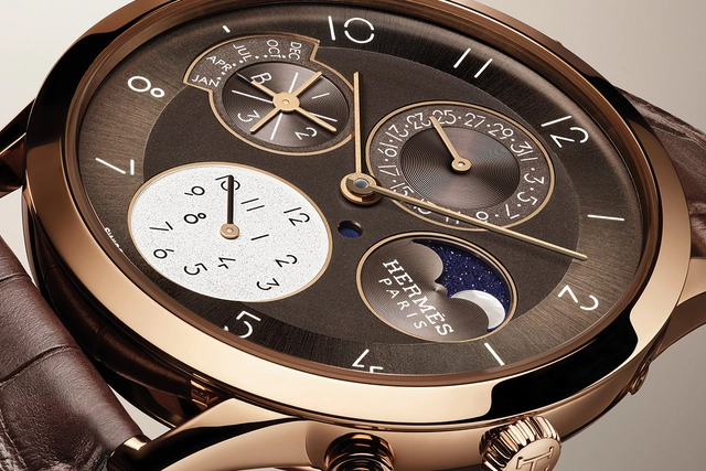 Slim d’Hermès Quantième Perpétuel in Roségold und Braun, Close-up Zifferblatt