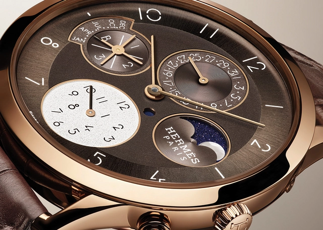Slim d’Hermès Quantième Perpétuel in Roségold und Braun, Close-up Zifferblatt