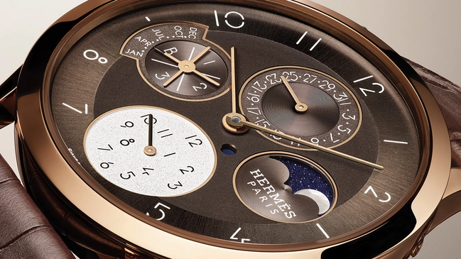 Slim d’Hermès Quantième Perpétuel in Roségold und Braun, Close-up Zifferblatt