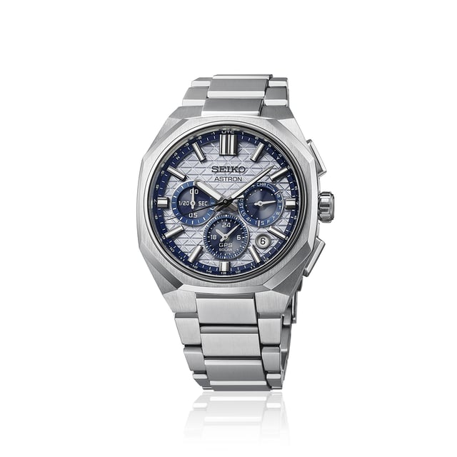 Frontansicht der Seiko GPS Solar Dual Time Chronograph HAB004J1 aus Edelstahl vor weißem Hintergrund