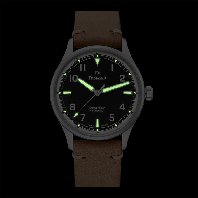 DF10 Old Radium - Nachtansicht mit leuchtendem Stunden- und Minutenzeiger