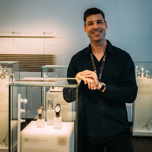 Toni Brodführer mit den drei DUG Uhren im Uhrenmuseum Glashütte
