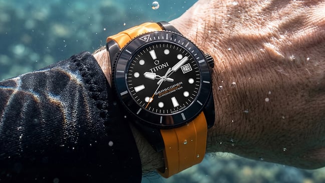 Titoni Seascoper 300, Uhr am Handgelenk mit gelbem Kautschuk-Armband unter Wasser