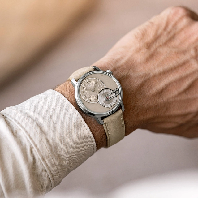 Armin Strom Tribute 1 Sandstein, Wristshot