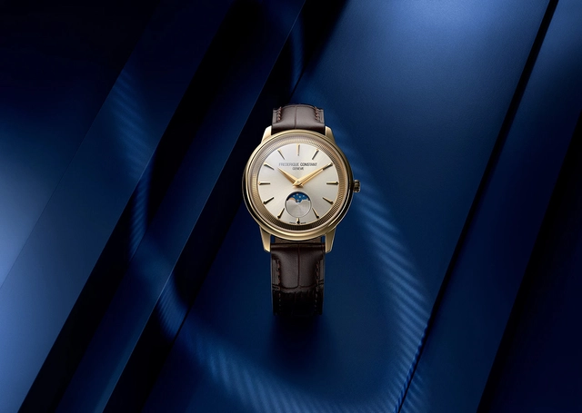 Frederique-Constant-Classics-Moneta-Moonphase-206S3S5 goldfarbenes Modell vor blauer Seide