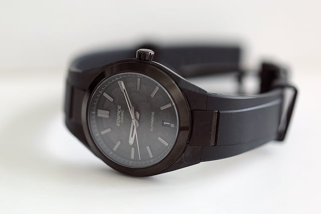 Carbonuhr der Hands-on Casio Edifice EFK-100-Serie