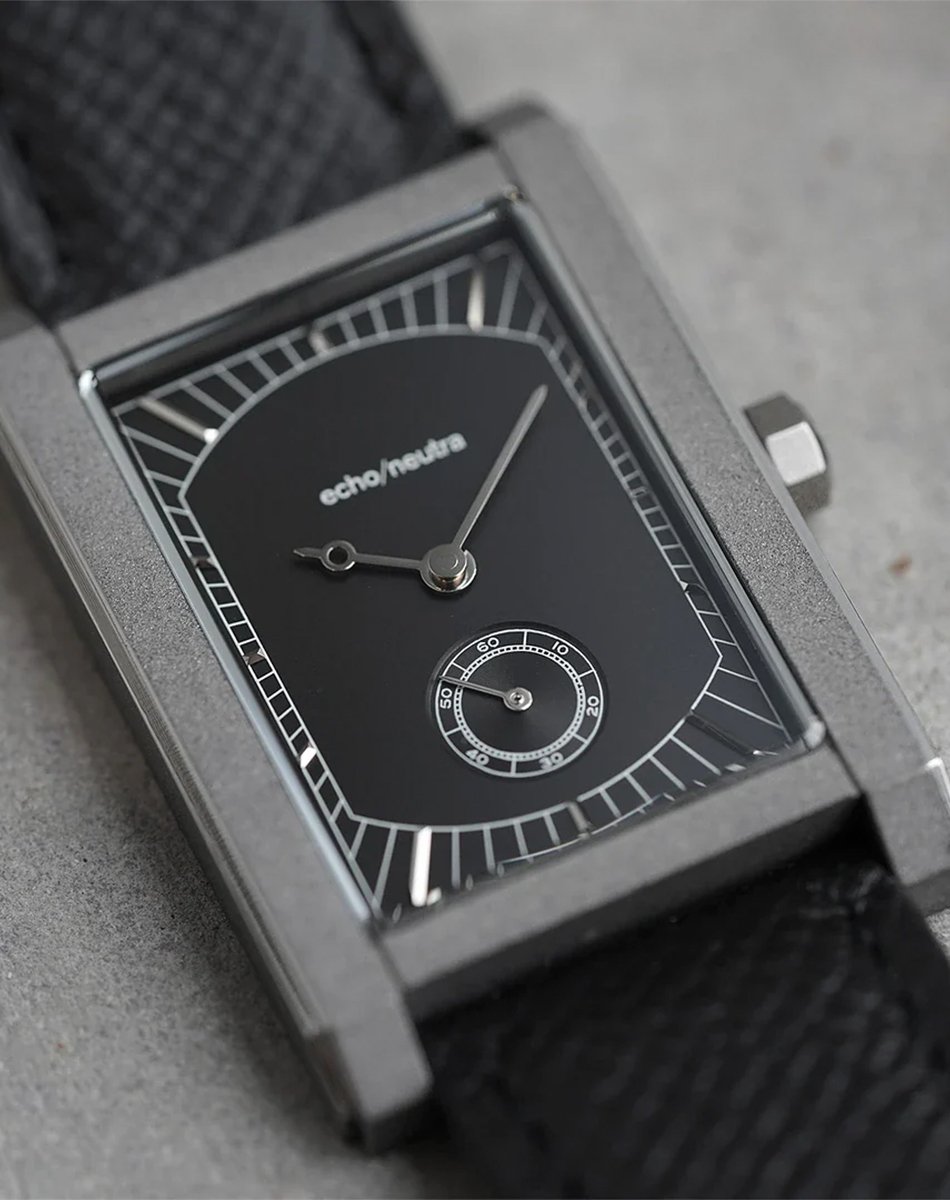 echo/neutra – Rivanera Black, elegante Uhr aus Titan mit Handaufzugswerk