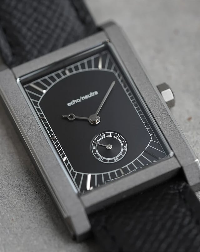 echo/neutra – Rivanera Black, elegante Uhr aus Titan mit Handaufzugswerk