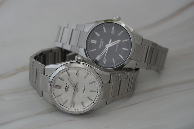 Casio Edifice EFK-110, zwei Ausführungen