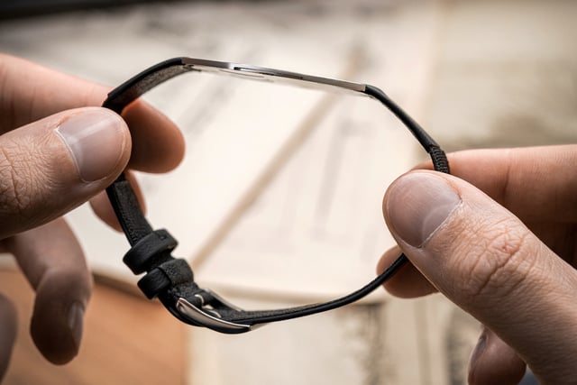 Seitenansicht der extrem flachen Konstantin Chaykin ThinKing Mystery