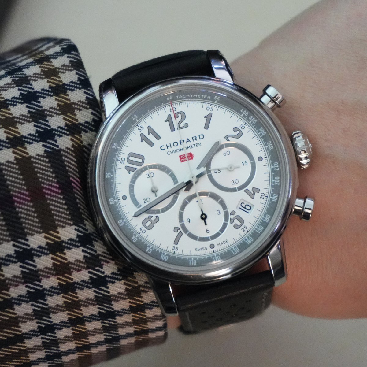 Hands-on Bild: Chopard Mille Miglia Classic Chronograph in Speed Silver am Handgelenk
