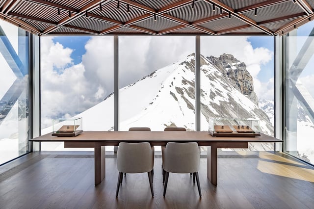 Der Rolex Store auf dem Titlis, Fenster, Tisch, Blick auf die Alpen