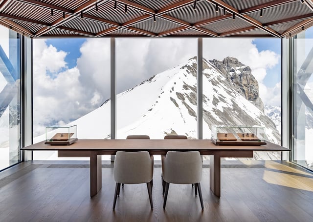 Der Rolex Store auf dem Titlis, Fenster, Tisch, Blick auf die Alpen