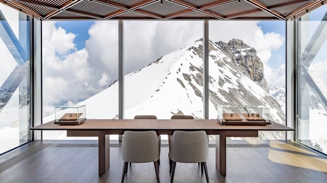Der Rolex Store auf dem Titlis, Fenster, Tisch, Blick auf die Alpen