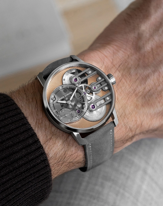 Armin Strom – Gravity Equal Force Ultimate Sapphire Salmon, komplizierte Luxusuhr mit lachsfarbener Farbgebung und Lederband