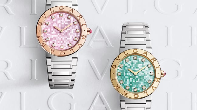 Bulgari Bulgari Roman Summer, zwei 33-mm-Uhren mit handgefertigten Perlmutt-Marqueterie-Zifferblättern in leuchtendem Grün und zartem Rosa 