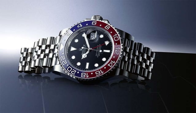 eine liegende Rolex GMT-Master II von vorne