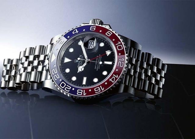 eine liegende Rolex GMT-Master II von vorne