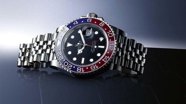 eine liegende Rolex GMT-Master II von vorne
