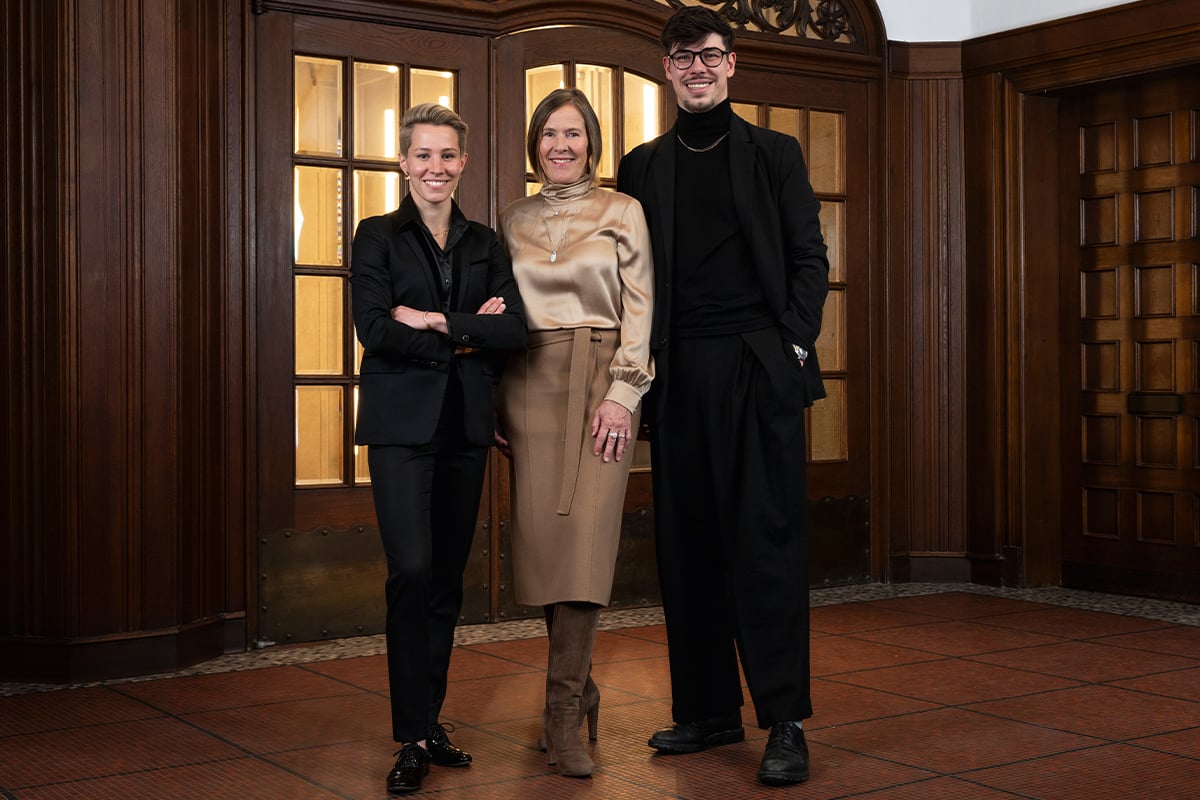 Chiara, Kim-Eva und Scott Wempe im denkmalgerecht umgestalteten Kontorhaus