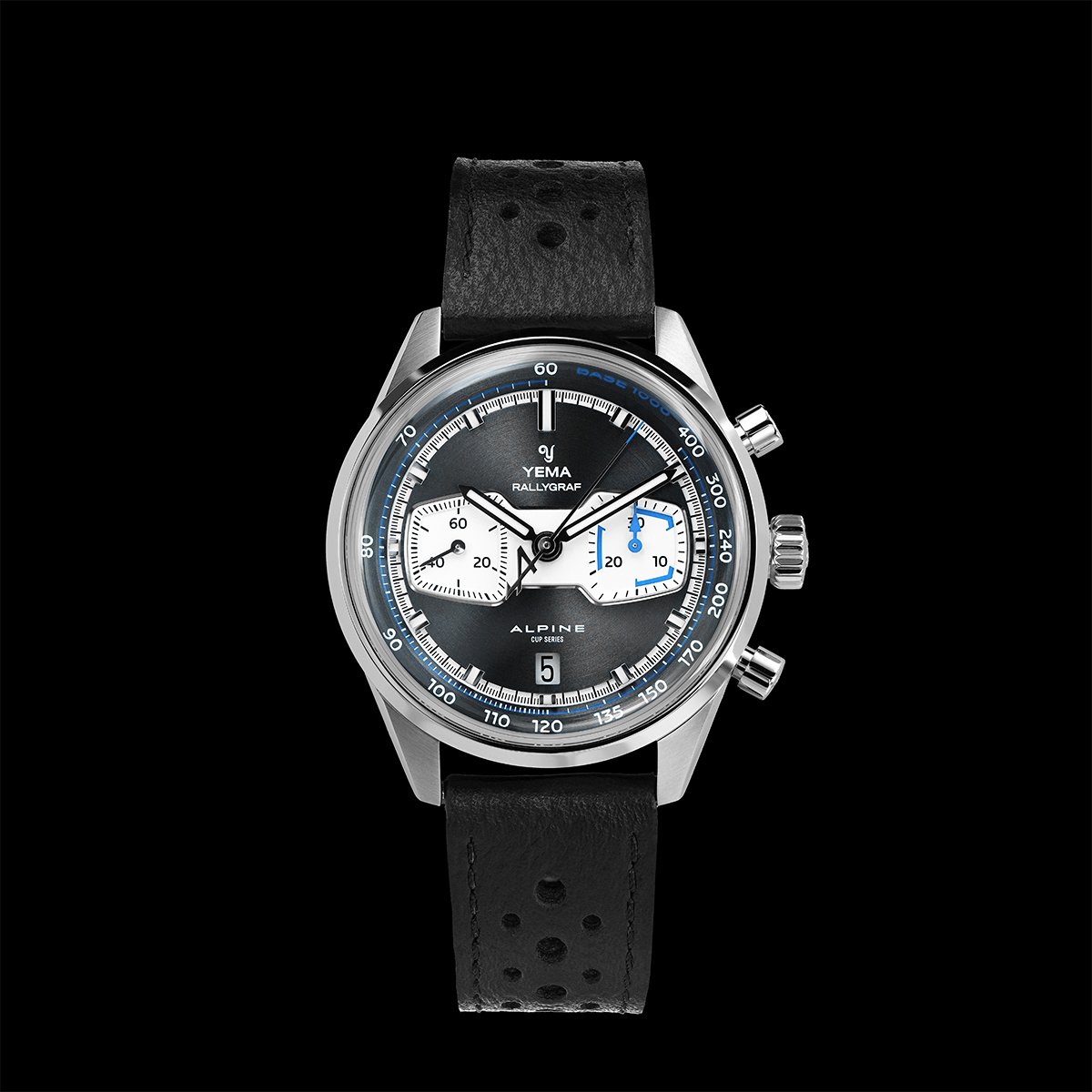 Frontansicht der Yema Rallygraf Alpine Cup Series MKII auf schwarzem Hintergrund