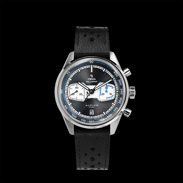 Frontansicht der Yema Rallygraf Alpine Cup Series MKII auf schwarzem Hintergrund