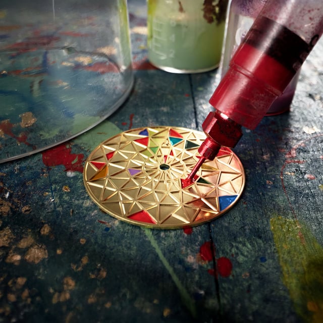 Venezianico Redentore Arlecchino: Die einzelnen Parzellen des Zifferblatts werden mit verschiedenfarbiger Kaltemaille gefüllt.