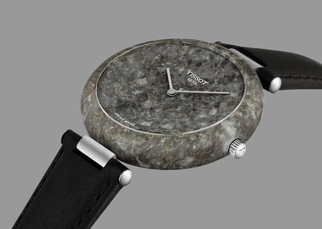 Tissot: Rock Watch seitlich vor grauem Hintergrund
