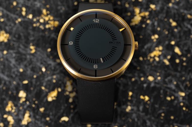 Botta – Clavius Aureus Automatik, elegante und reduzierte Uhr in Gold mit mattschwarzem Zifferblatt und besonderer Zeitanzeige