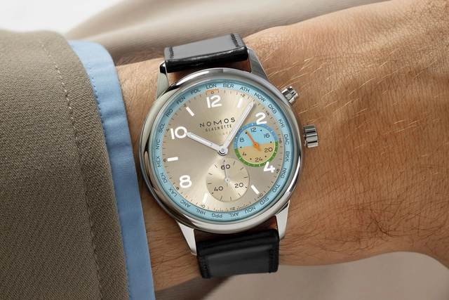 Nomos Glashütte: Club Sport neomatik Worldtimer Roam Wristshot