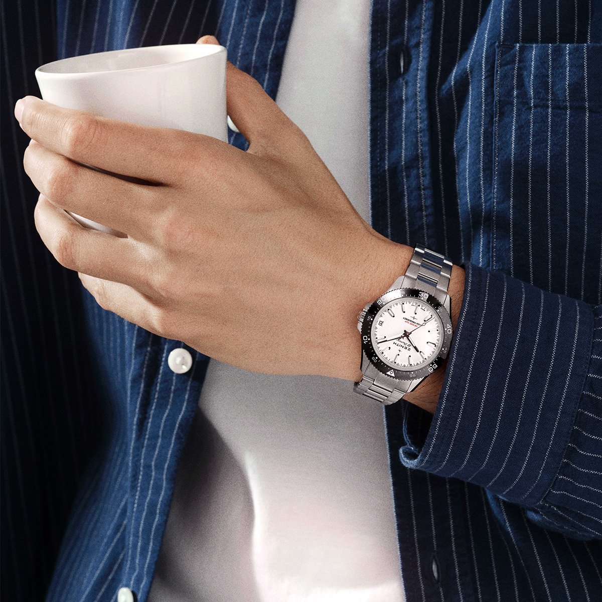 Zenith Chronomaster Solo Sport mit weißem Zifferblatt am Handgelenk