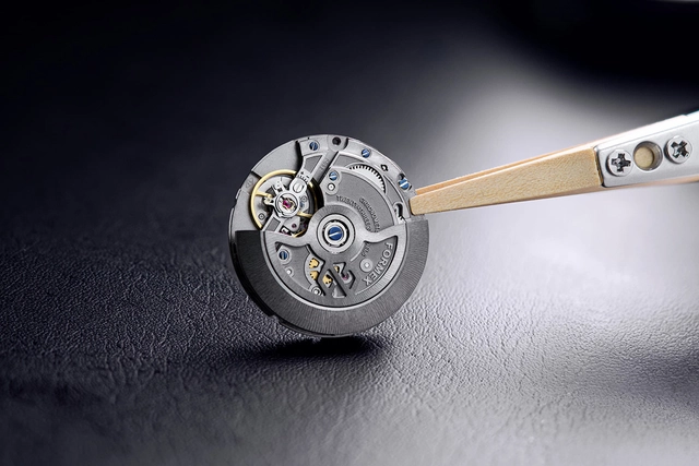 Formex Essence Ceramica Dark Matter, Soprod Uhrwerk vor dunklem Hintergrund