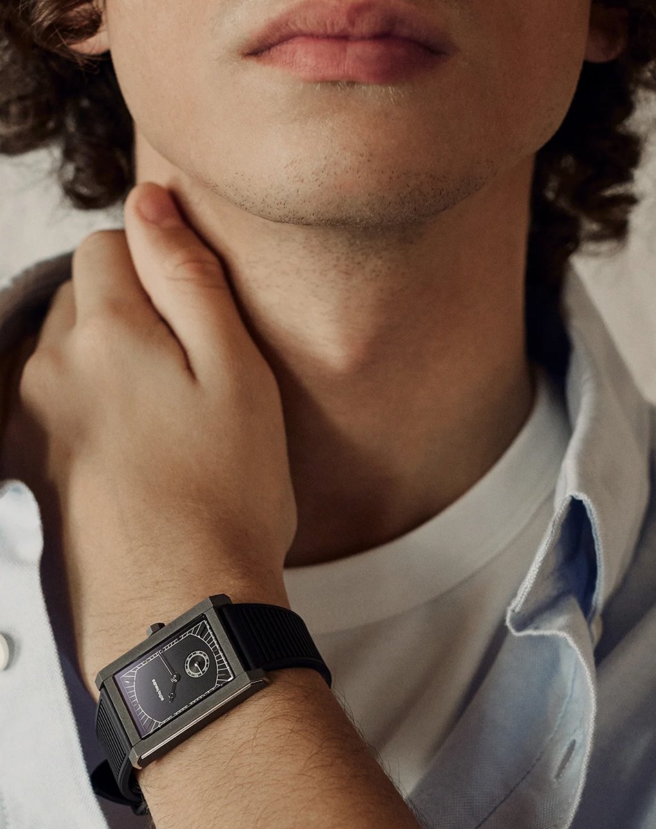 echo/neutra – Rivanera Black, elegante Uhr aus Titan mit Handaufzugswerk