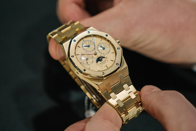 Audemars Piguet, Uhr in der Hand