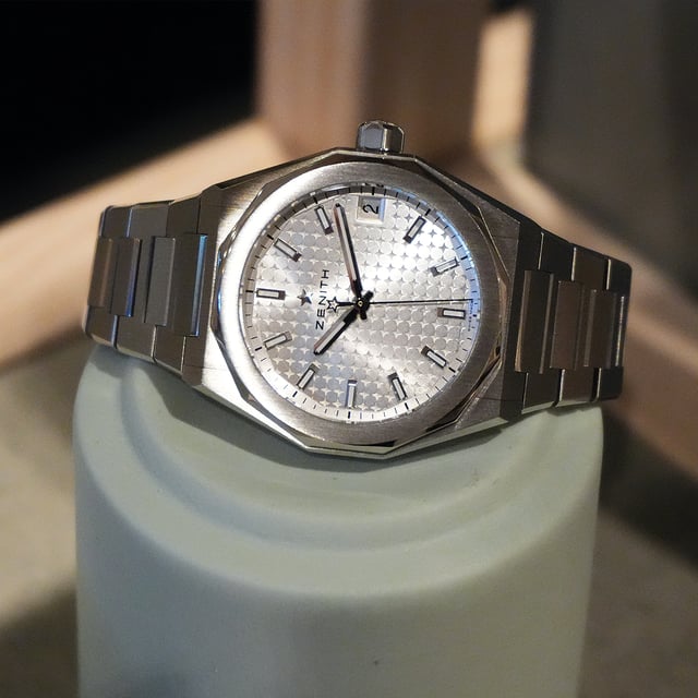 Hands-on: Zenith Defy Skyline 36 mit Zifferblatt in Silberfarben mit Sternmuster, die Stundenindizes sind rhodiniert, facettiert und mit Superluminova beschichtet