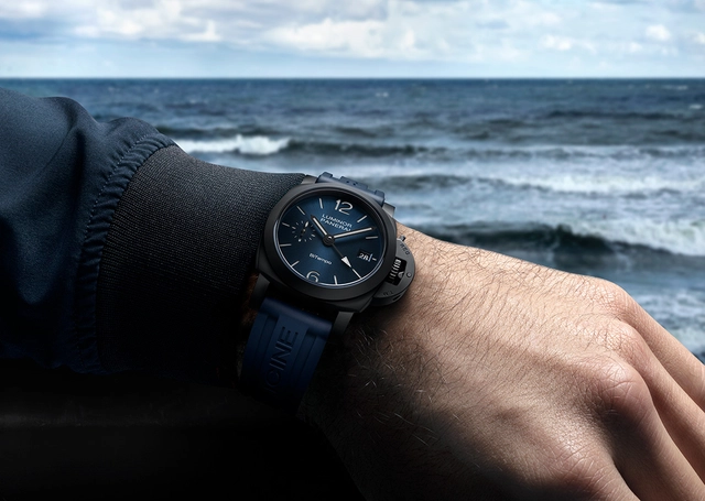 Panerai Luminor GMT Ceramica PAM01783, Uhr am Arm, Meer im Hintergrund