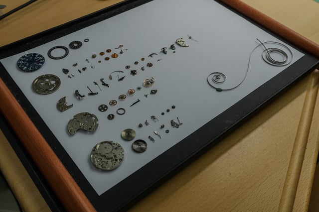 Eine Sinn Uhr in Einzelteilen