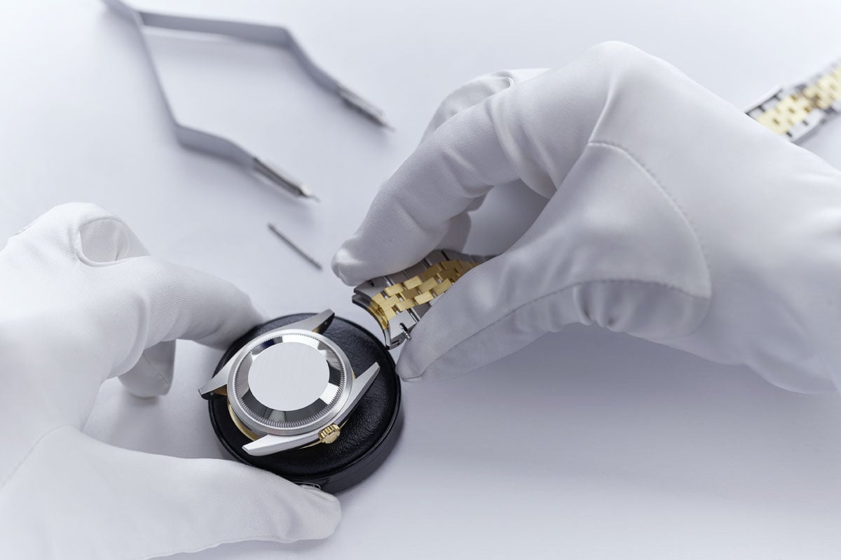 Rolex-Service-Anbringen-des-Bands