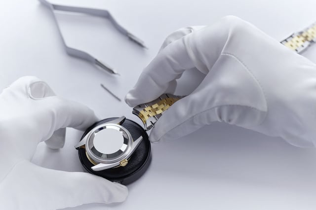 Rolex-Service-Anbringen-des-Bands