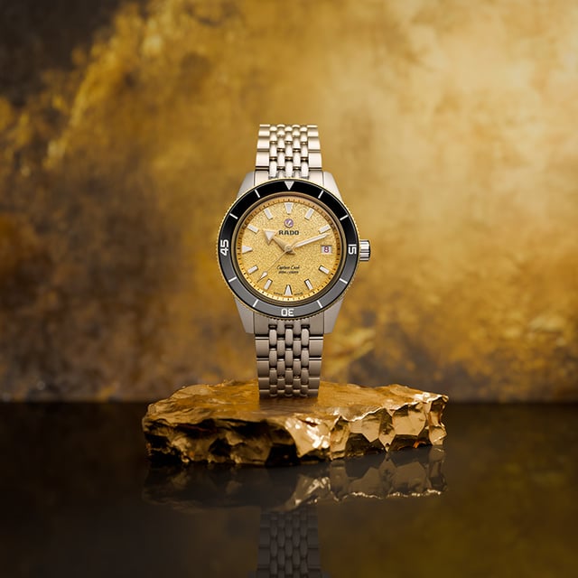 Rado Captain Cook, Referenz R32223258, Uhr vor Goldstaub-Hintergrund