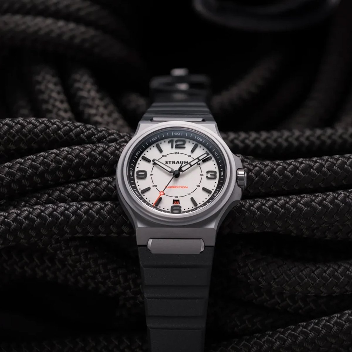 Straum Expedition White Lume vor schwarzem Hintergrund