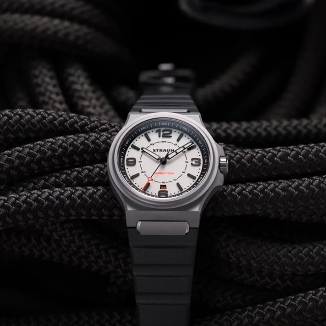 Straum Expedition White Lume vor schwarzem Hintergrund