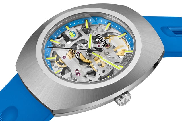 Rado DiaStar Original Skeleton Limited Edition, Ref. R12169209, blaue Uhr, schräg vor weiße Hintergrund